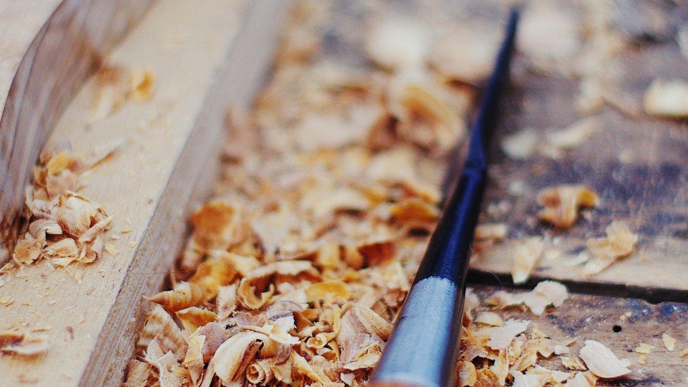Virutas de madera y cuchillo
